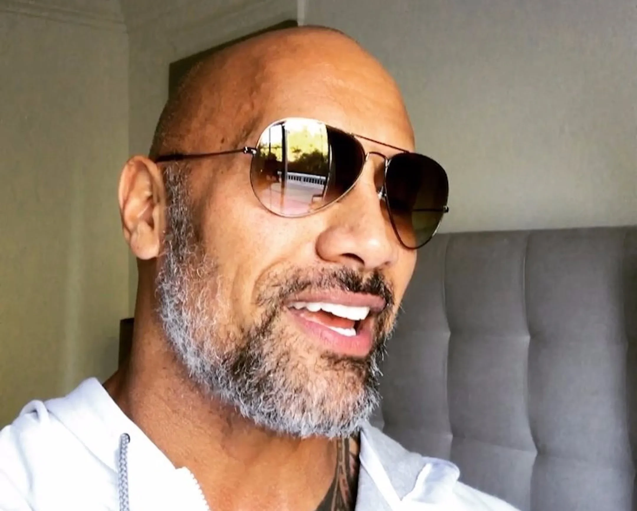 img/460_dwayne-johnsons-beard-journey-from-clean-shaven-to-stubble-king.webp